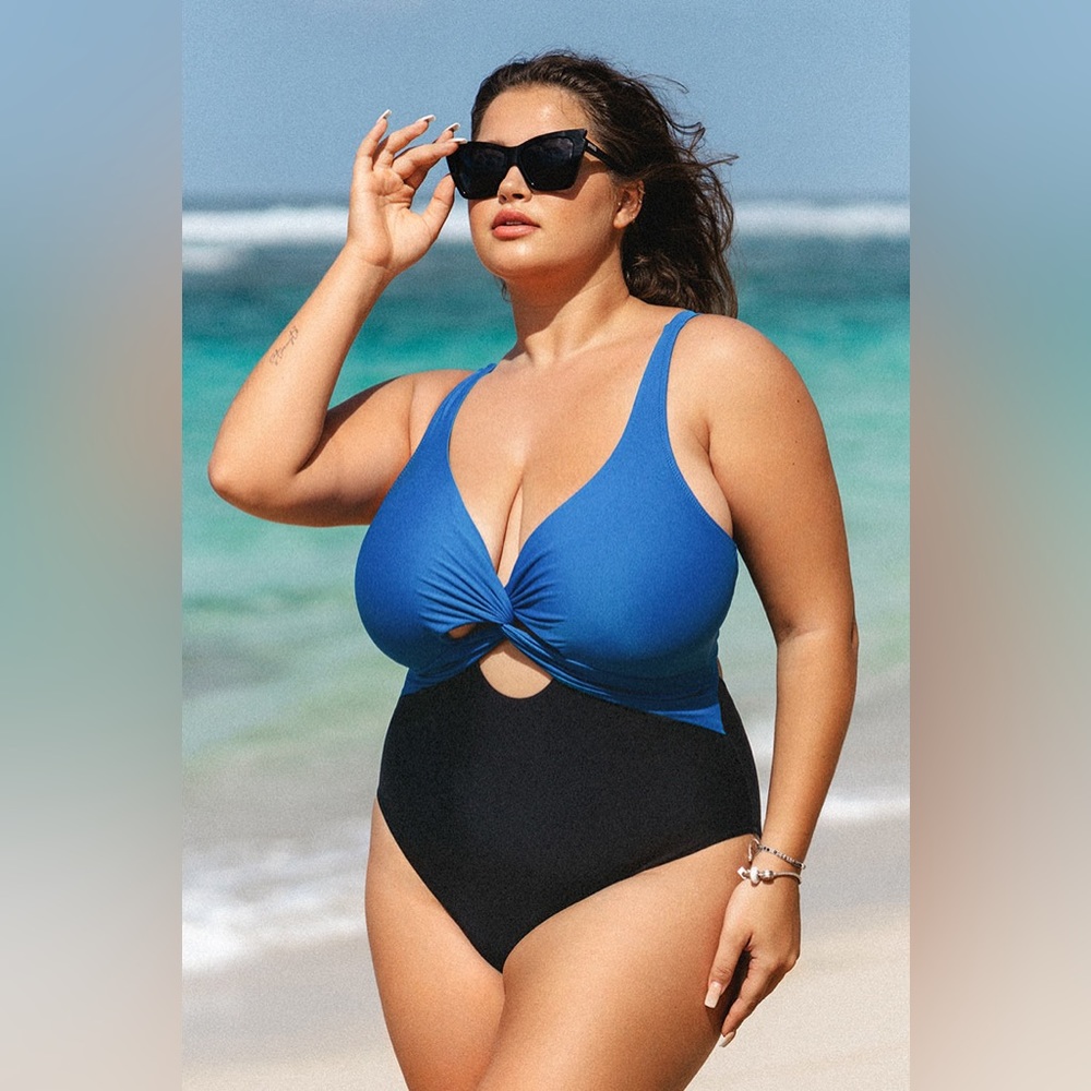 Cupshe - Beatriz Twist Front Cut Out Plus Size One Piece Swimsuit